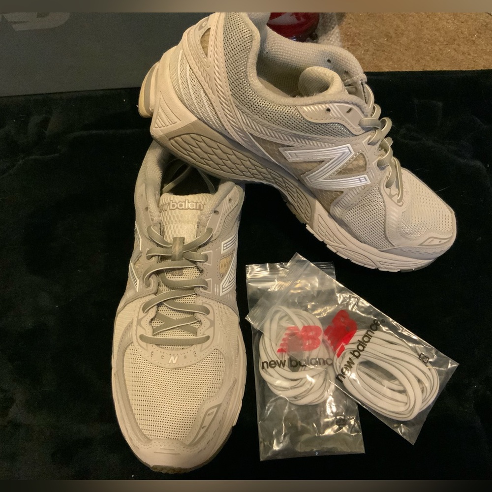 New Balance Women's 860v2 (Tan)